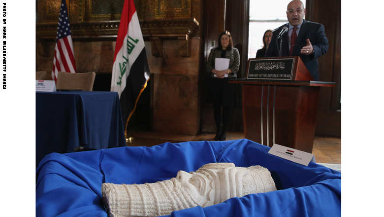 بالصور.. عودة "سرجون الثاني" إلى العراق ضمن 60 قطعة أثرية مهربة لأمريكا