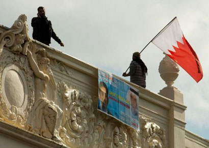 ناشطان بحرينيان يعتصمان فوق سطح مبنى السفارة البحرينية في لندن و يرفعان صور معتقلين