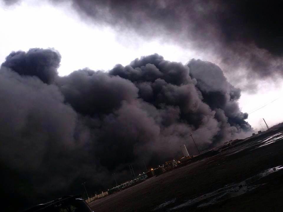 بالصور عمليات تلويث نهر دجلة على اثر كسر انبوب نفطي في صلاح الدين