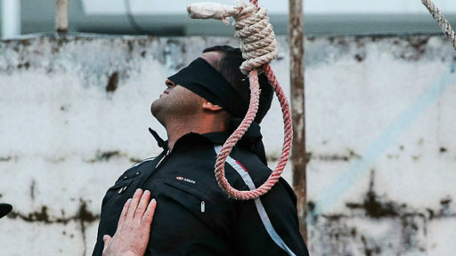 شاهد بالصور: إيرانية تنقذ قاتل ابنها من حبل المشنقة