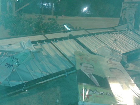 عشوائية ربط الدعايات الانتخابية وكبر حجمها تتسبب بسقوط اكتاف مجسرين للمشاة وسط كربلاء مع جرح مواطن (مصور)