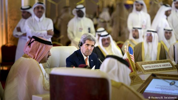 كيري للخليجيين: ابتعدوا عن الحديث عن مغادرة القيادة السورية