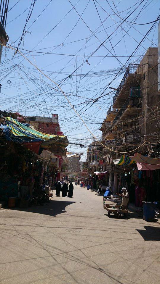 بالصور :كابلات المولدات الاهلية تشوه جمالية مدينة يزورها 50 مليون زائر سنويا