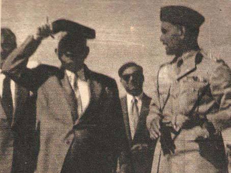 صورة تاريخية تجمع بين رئيس الوزراء العراقي نوري السعيد وعبد الكريم قاسم