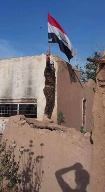 جهاز مكافحة الارهاب يحرر حي الانتصار بالرطبة ويرفع العلم العراقي فوق احد مبانيه