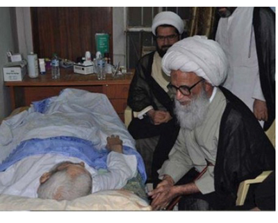 صورة حديثة لاحد مراجع النجف وهو يعود الراحل المفكر باقر شريف القريشي اثناء مرضه