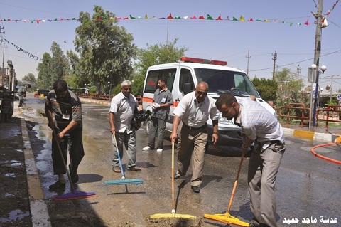 موظفو صحة كربلاء يقومون بحملة تنظيف شارعي الصحة والتربية (مصور)