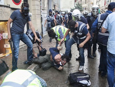 اشتباكات في تركيا مع دعوة اتحادات عمالية لمظاهرات حاشدة