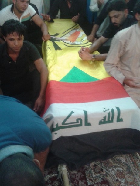 بالصورة:تشييع شهيد عراقي سقط في مواجهة داعش بمنطقة جرف الصخر شمال غرب كربلاء