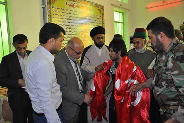 بالصور:العتبة الحسينية المقدسة تتفقد عوائل الجرحى والشهداء وتقدم راية قبة الامام الحسين هدية لهم