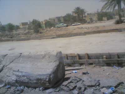 حوداث مرورية بسبب مخلفات برجي (ضغط عالي) وسط شارع حيوي في كربلاء (مصور)