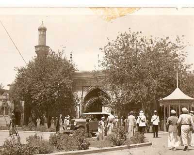 صورة ارشيفية نادرة لاهالي الاعظمية وهم متوجهين لاداء صلاة الجمعة في مرقد ابي حنيفة النعمان عام 1935
