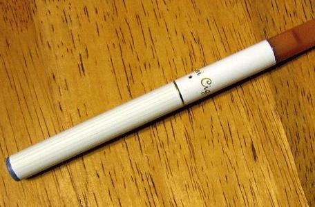 المختبرات الجنائية في وزارة الداخلية تؤكد احتواء السيكارة الالكترونية على مواد سرطانية قاتله