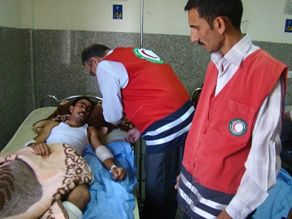 جمعية الهلال الاحمر العراقي توزع اعانات مالية على جرحى تفجير كربلاء