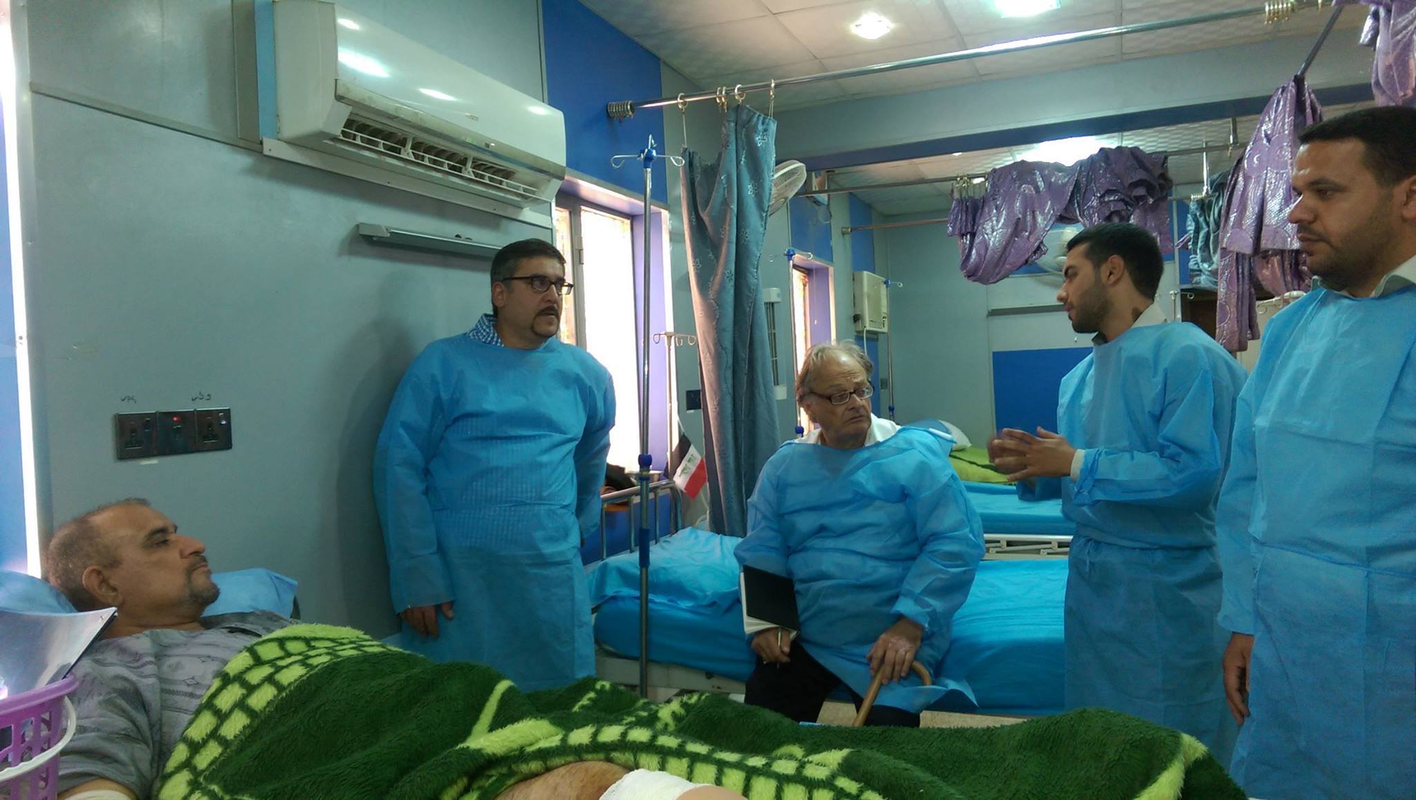 بالصور:مراسل صحيفة الاندبندنت باترك كوكبرن يتجول بين جرحى الحشد الشعبي في كربلاء