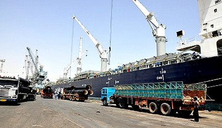 انفجار سيارة شحن ملغومة في ميناء ام قصر على ساحل الخليج العربي