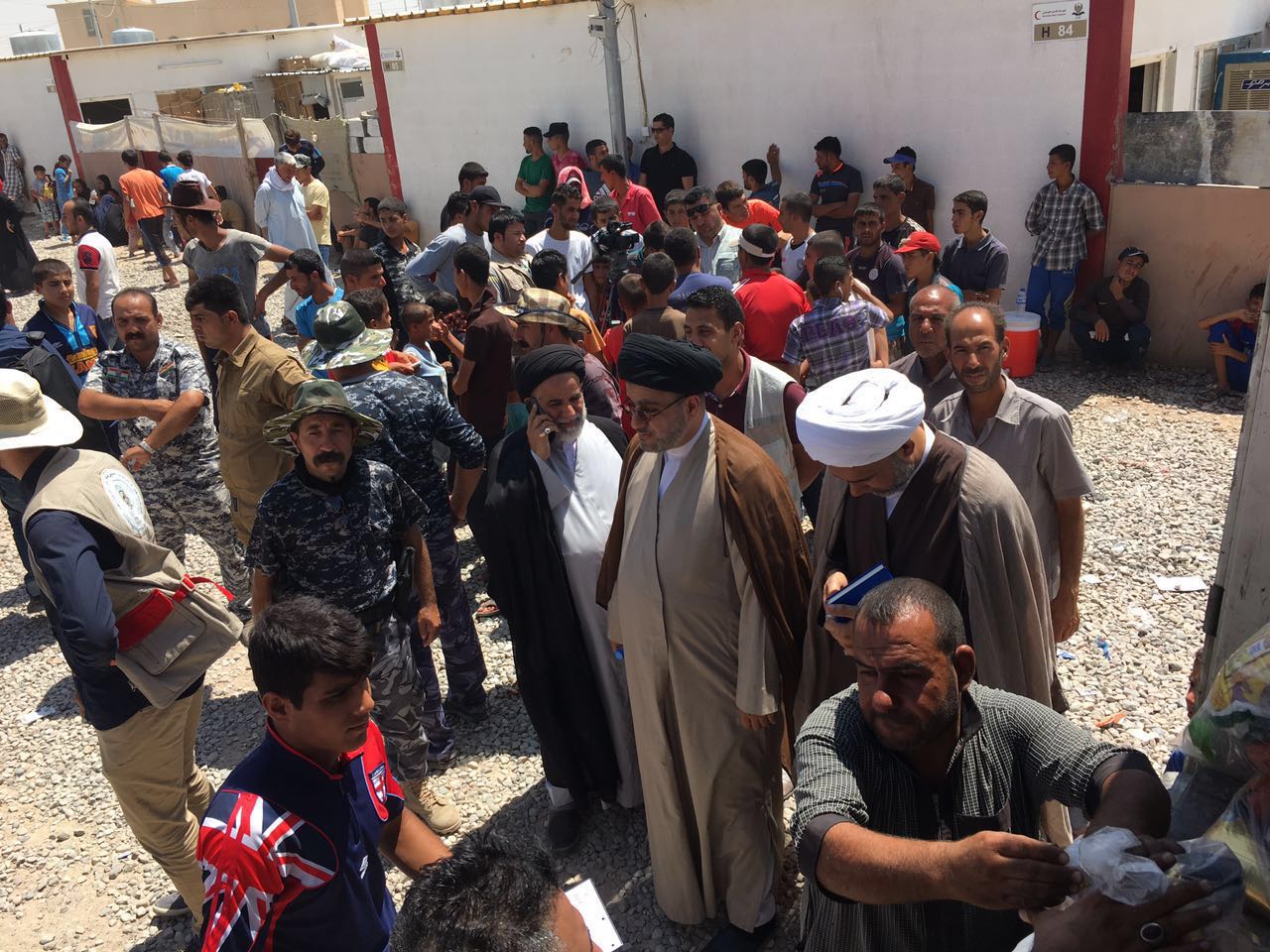 بالصور :المرجع السيستاني يوصل مساعداته لـ(7500 عائلة نازحة) في ناحية ديبكه والنازحون يصفون المبادرة بانها شوكة في عيون الاعداء