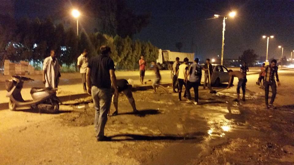 نشطاء كربلائيون يعملون ليلا لردم الطسات والحفر في مناطق متفرقة(مصور)