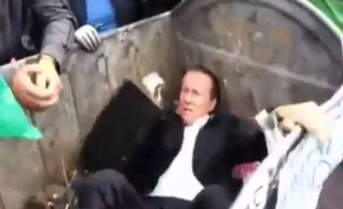 بالفيديو: محتجون يلقون نائبا بالبرلمان في القمامة