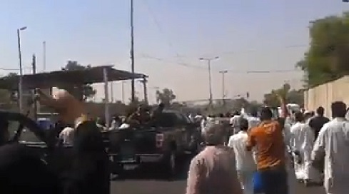 بالفيديو: اطلاق نار كثيف  على عوائل وأسر المغدورين من ضحايا قاعده سبايكر في تظاهرة لهم امام أحدى بوابات المنطقة الخضراء