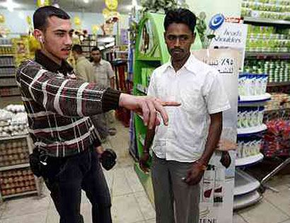 أنتشار العمالة الاجنبية في كربلاء ينذر بخطر بطالة كبيرة بين الشباب