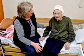 قبول مسنّة (105 عام) في حضانة أطفال