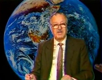 صورة ارشيفية نادرة للراحل كامل الدباغ مقدم برنامج العلم للجميع