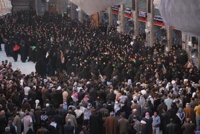 كربلاء:مواكب عزاء بني اسد والعشائر العراقية تدخل المرقدين المقدسين في ذكرى دفن الاجساد (مصور)الطاهرة لشهداء الطف