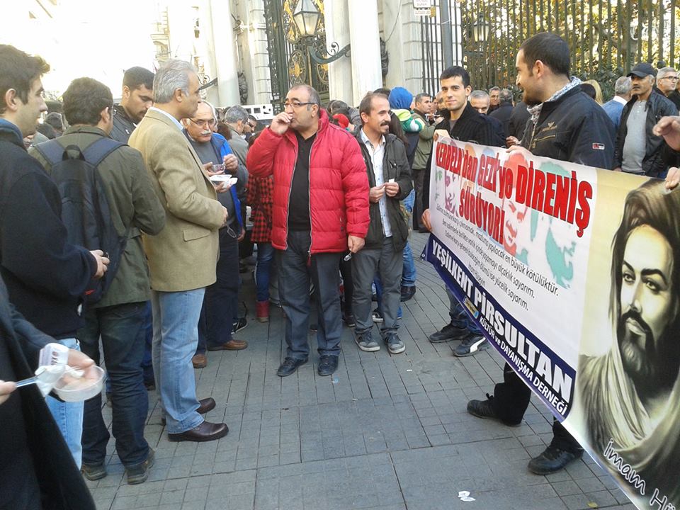 الصوفيون البكتاشيون يحيون مراسم عاشوراء في اسطنبول ويتمنون زيارة كربلاء+صور