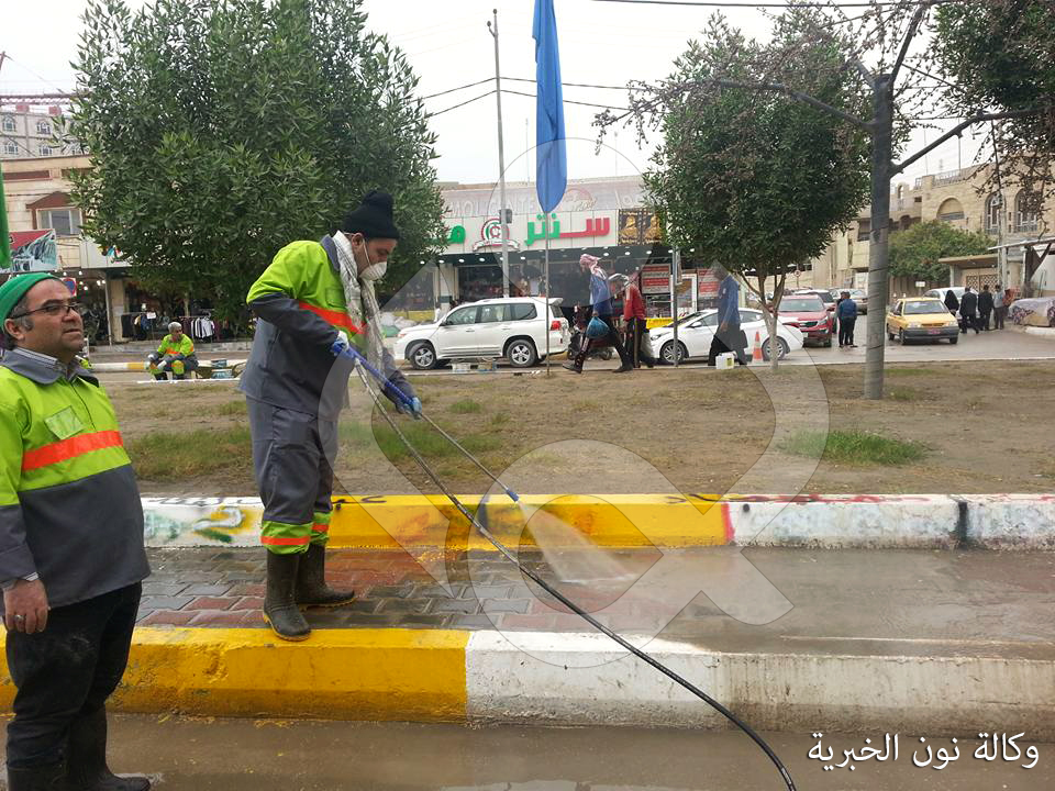 بالصور والفيديو: مدراء دوائر ومسؤولون كبار في الدوائر الايرانية يقومون بتنظيف وصبغ الارصفة في كربلاء