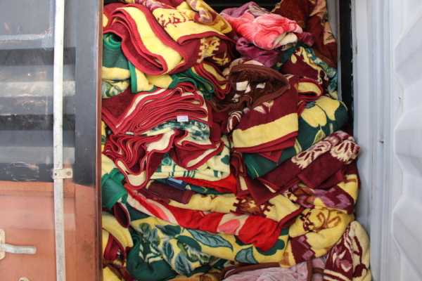 العتبة الحسينية :نقوم بتوزيع 15000 بطانية يوميا على الزائرين والعدد في تزايد