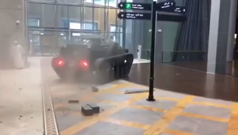 بالفيديو: دبابة تقتحم مركزا تجارياً في دبي تثير هلع المواطنين