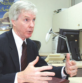 كروكر في كربلاء يفتتح المركز التنسيقي المشترك للإعمار