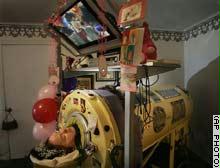 60 عاماً داخل أسطوانة حديدية وتوفيت لانقطاع الكهرباء