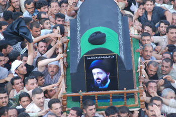 كربلاء تشيع جثمان الراحل الفقيه (محمد رضا الشيرازي) الى مثواه الاخير