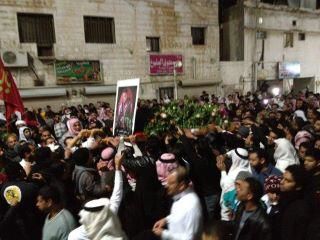 ألالاف من اهالي القطيف يهتفون الموت لآل سعود في تشييع مواطن قتل برصاص الامن