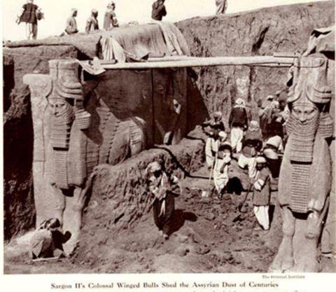 صورة ارشيفية  للحظة اكتشاف (الثور المجنح الآشوري) قبل اكثر من قرن