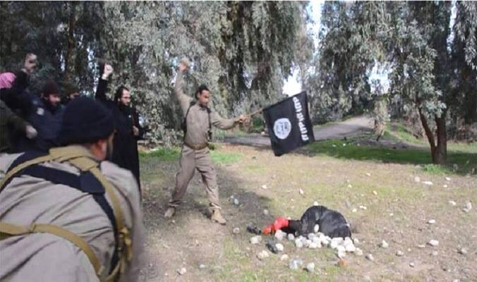 بالصور :"داعش" يرجم امرأة رفضت ممارسة جهاد النكاح في الموصل