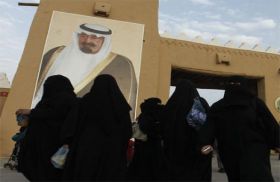 (تويتر) يخترق آل سعود بدءا من عاهلهم.. تغريدات تفضح فساد الأمراء وتدعو للثورة