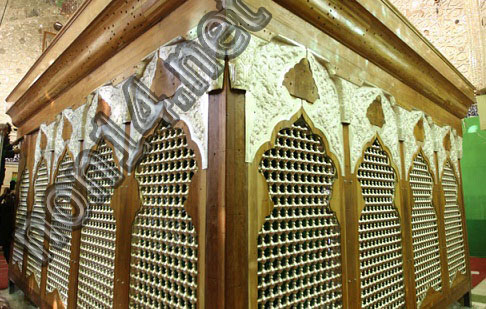 الشروع بتركيب القطع الفضية للشباك الجديد لضريح الامام الحسين عليه السلام (مصور)