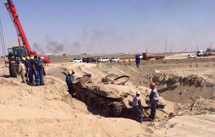 بالصورة :كويتي يعثر على دبابة عراقية مدفونة في ارضه السكنية