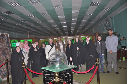 وفد فرنسي يضم علماء اثار وتاريخ يزور متحف الامام الحسين بالعتبة الحسينية (مصور)