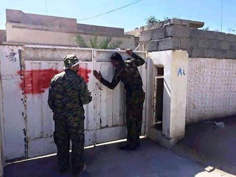 بالصورة :احد منتسبي قواتنا البطلة في قضاء الدور يقبل باب بيته بعد ان كان محجوزا من قبل الدواعش