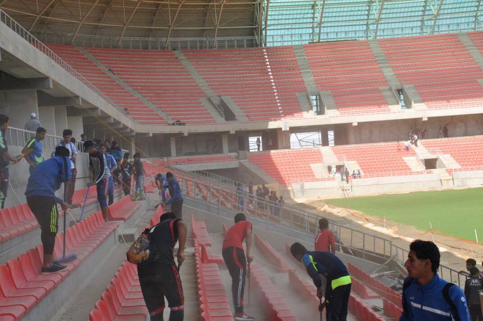 المؤسسات الرياضية في كربلاء تنظم حملات تنظيف ملعب كربلاء الاولمبي(صور)