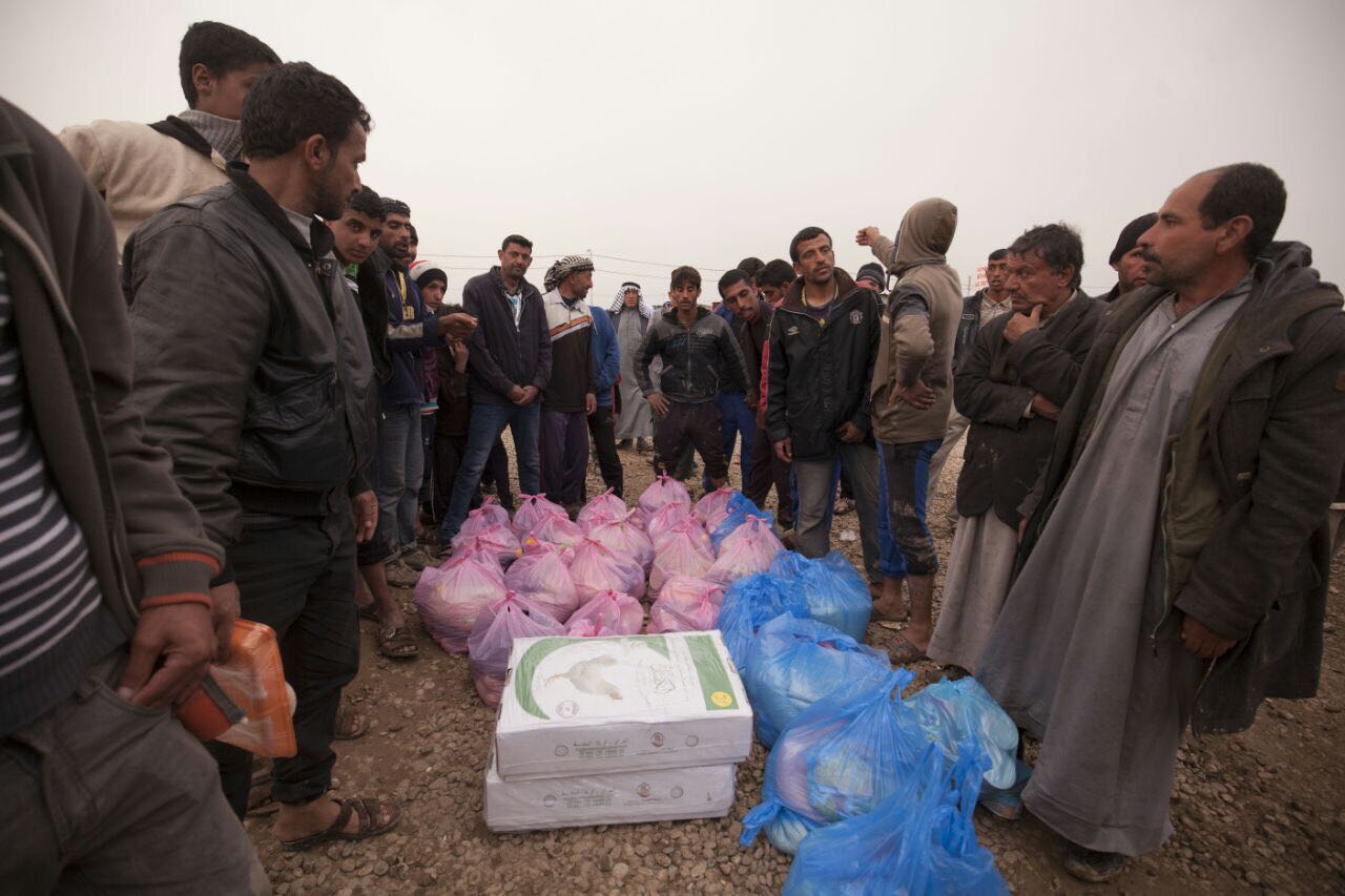 بالصور: العتبة الحسينية تغيث 10 آلاف نازح في اليوم الاول من وصول قافلة مساعداتها للموصل