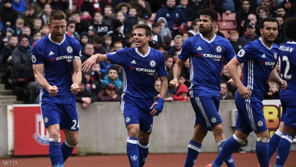 قطار تشلسي يعبر محطة ستوك