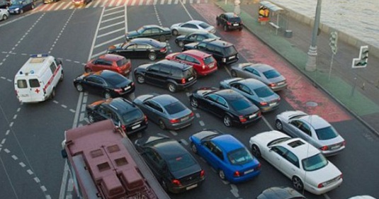 اغنياء يستأجرون سيارات إسعاف لتفادي الزحام