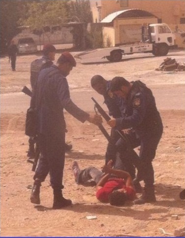 صورة لقيام اجهزة الامن البحريني بتعذيب أحد المواطنين في قرية "سند"