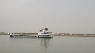 البصرة : بقع زيتية متسربة من ناقلات وانابيب نفط في شط العرب