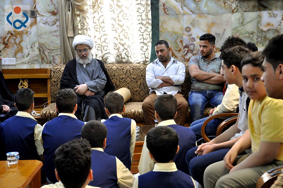ممثل المرجع السيستاني في كربلاء يستقل الطلبة المتفوقين (مصور)
